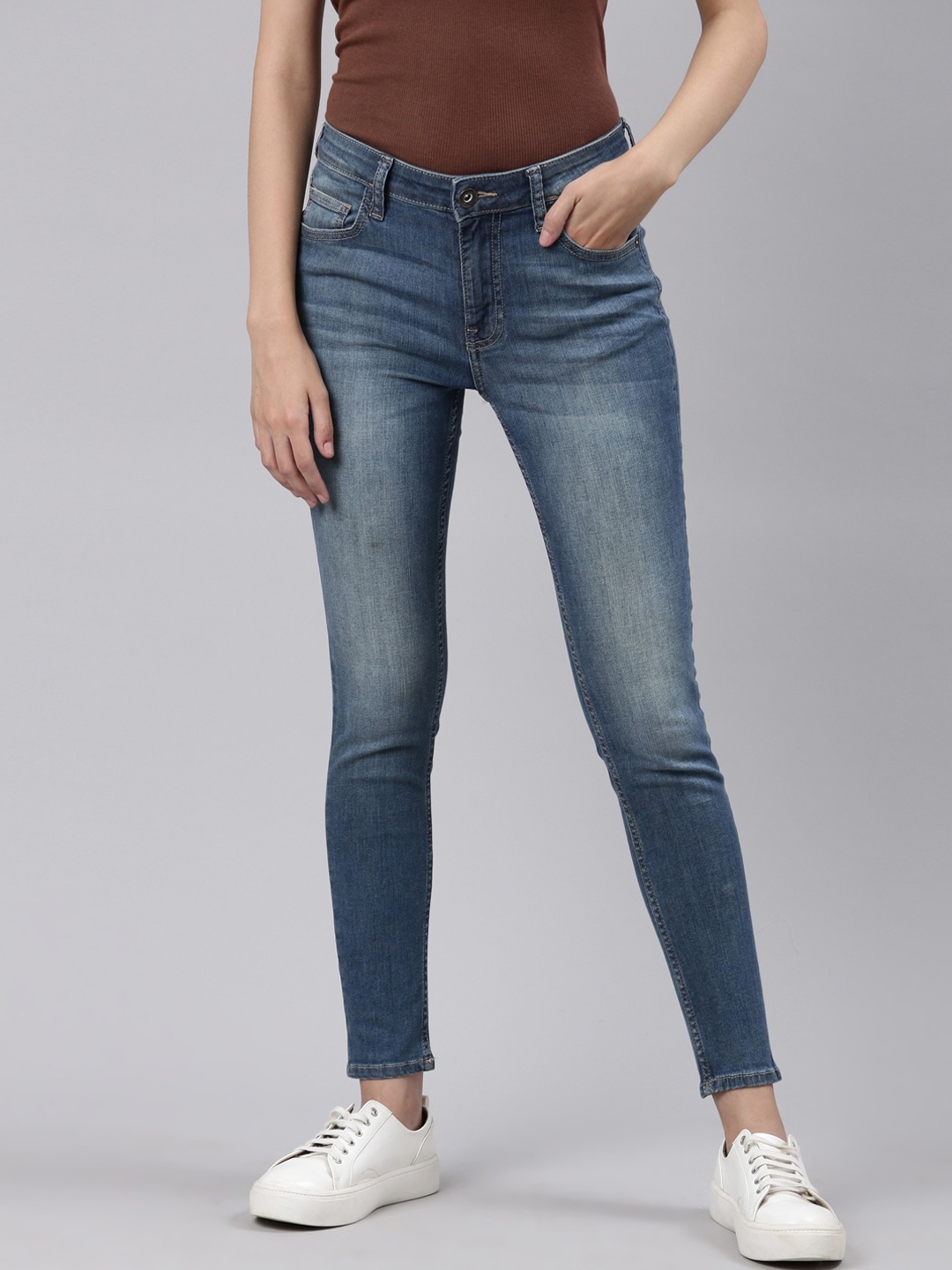 

American Bull Women Slim Fit Clean Look Heavy Fade Jeans, Blue