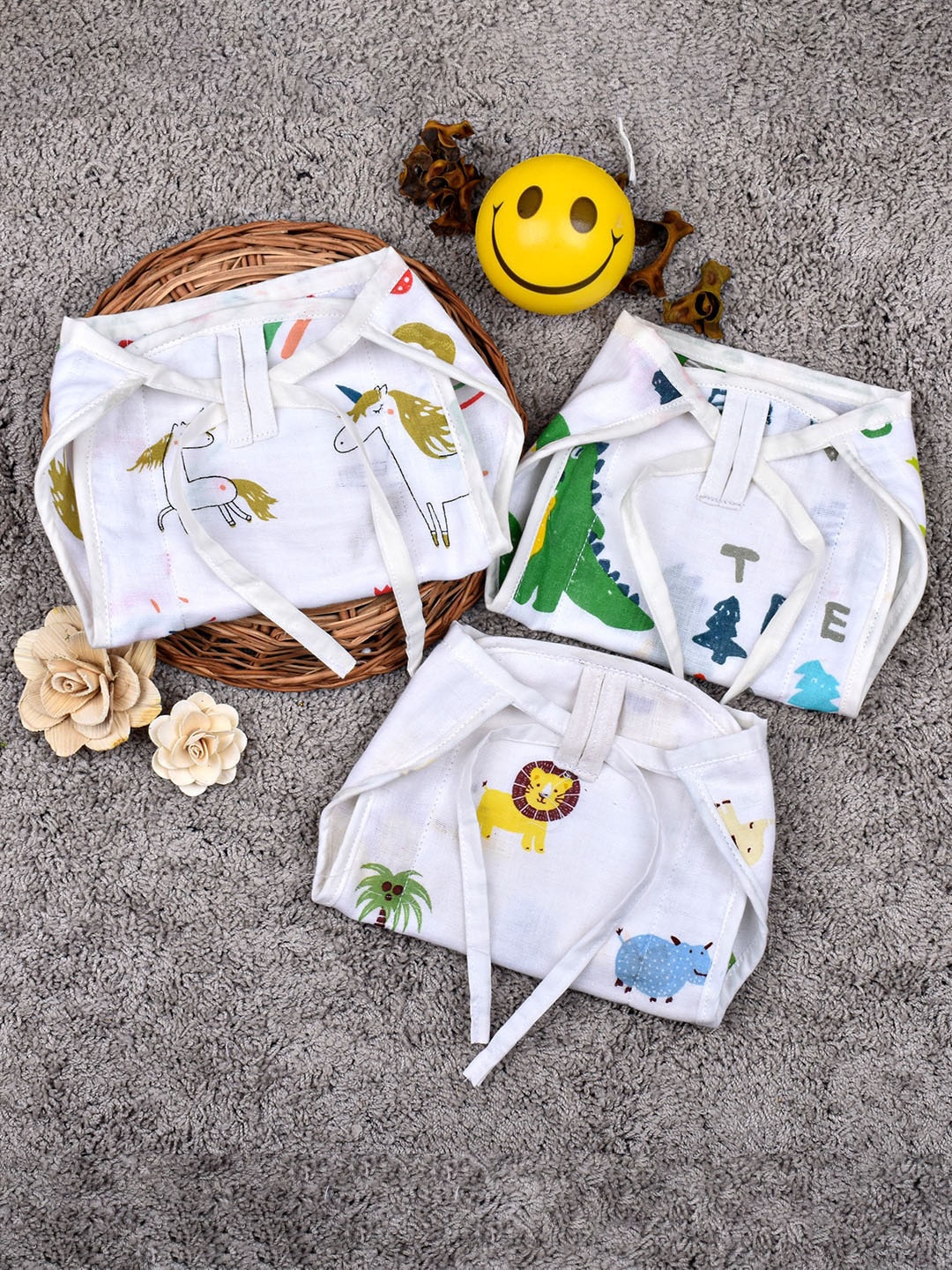 

Moms Home Infants Set Of 3 Printed Organic Cotton Muslin Nappies, White