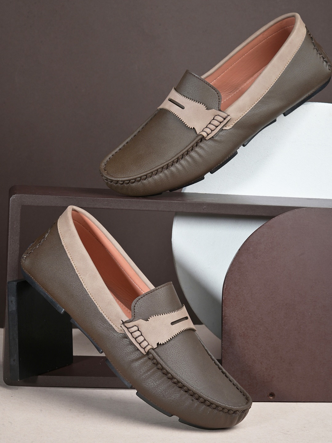 

The Roadster Co. Men Colourblocked Lightweight Loafers, Brown