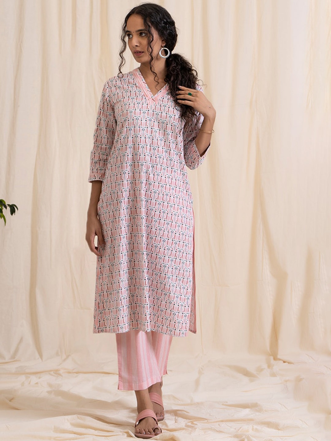 

AKISO Ethnic Motifs Printed V Neck Straight Pure Cotton Kurta, Pink