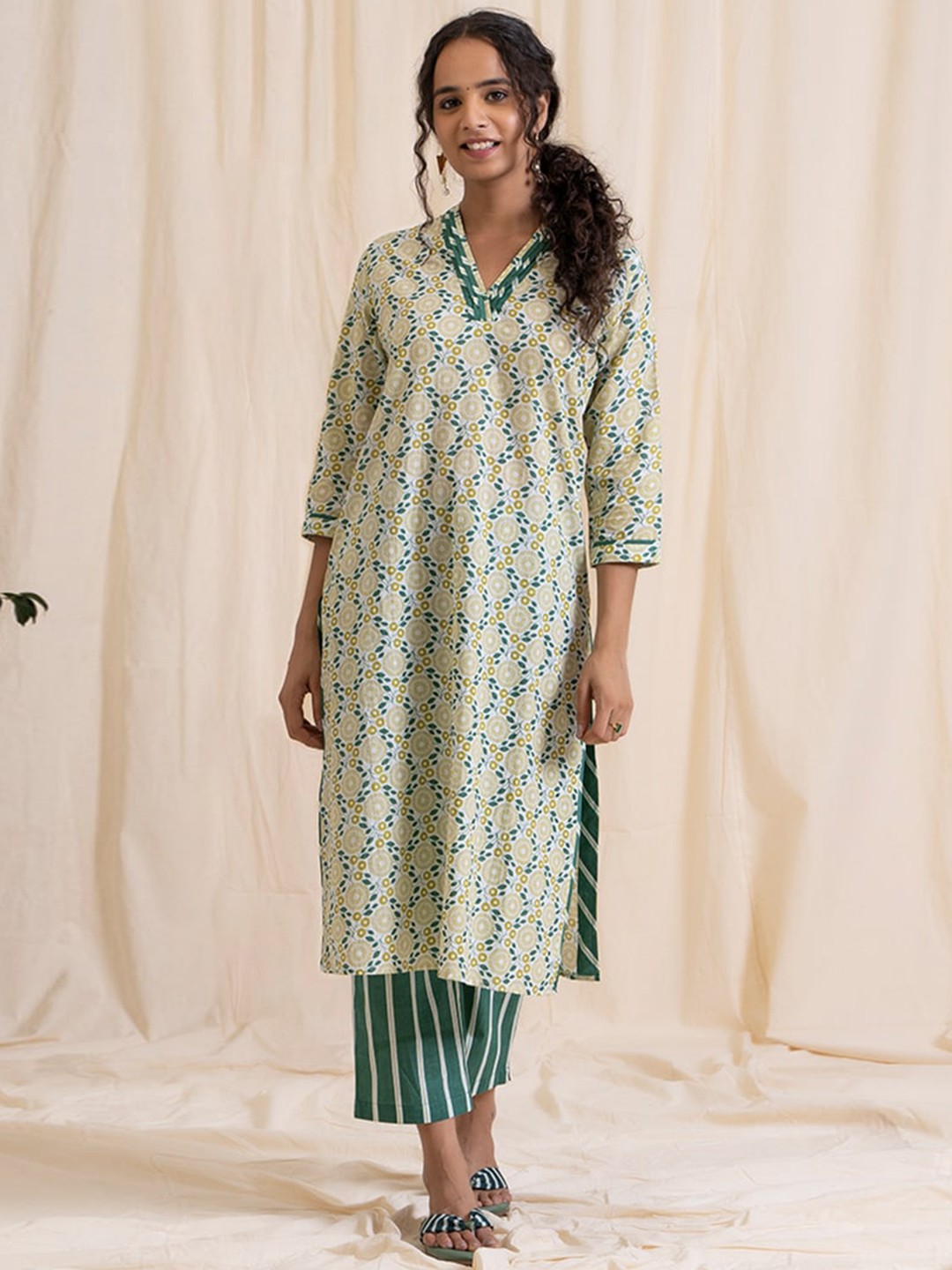 

AKISO V- Neck Floral Printed Cotton Kurta, Green