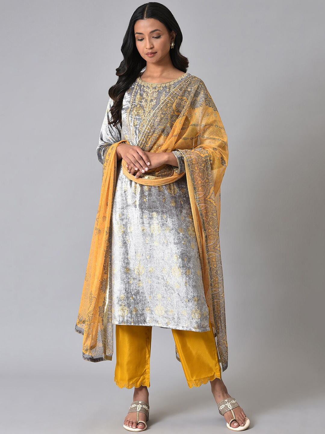 

WISHFUL Floral Printed Sequinned Kurta With Trousers & Dupatta, Grey
