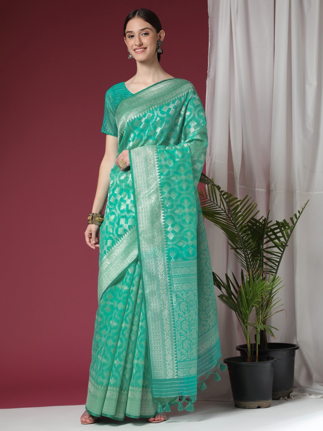 

VISHNU WEAVES Woven Design Zari Pure Linen Jamdani Saree, Sea green