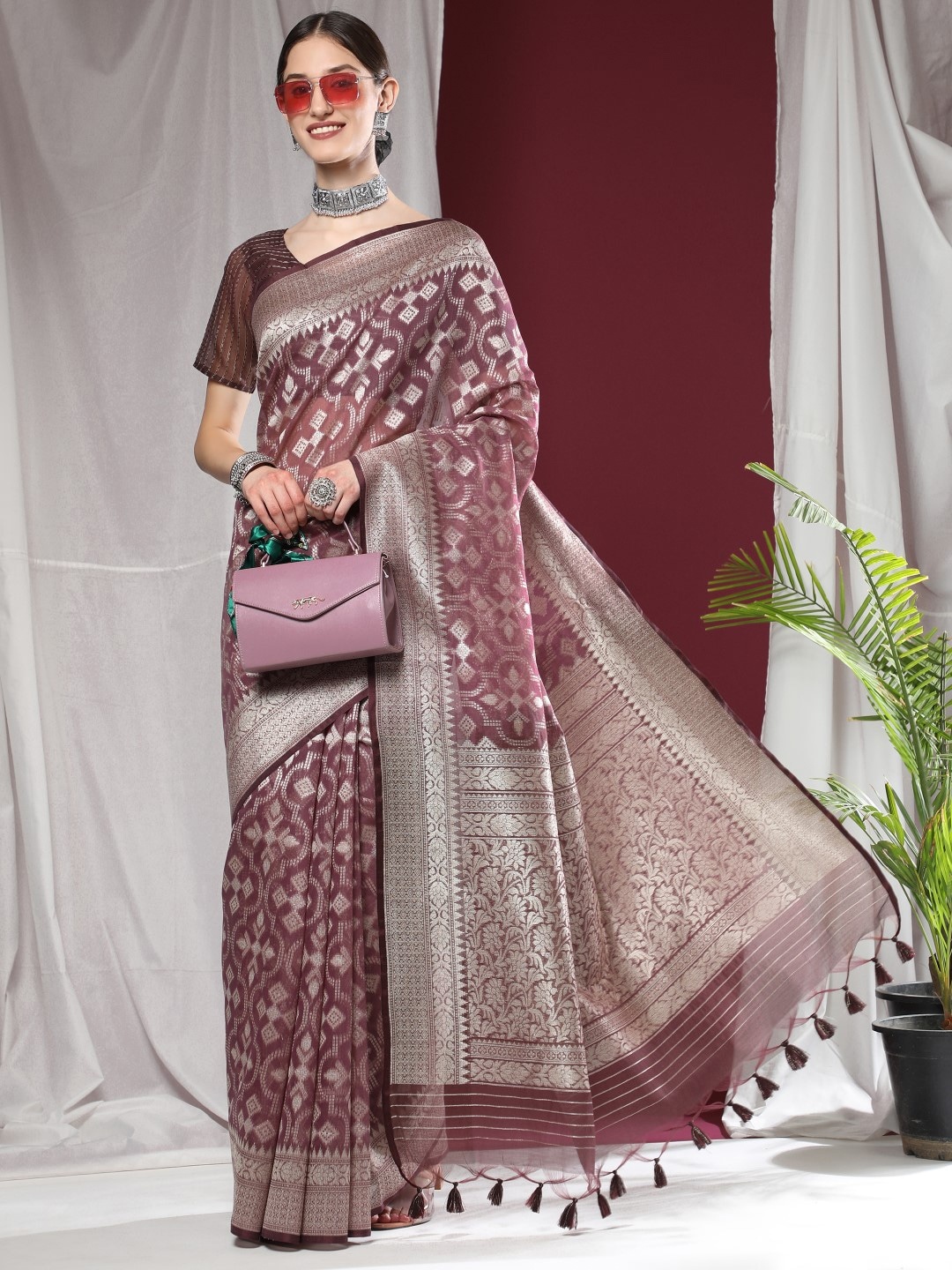 

VISHNU WEAVES Ethnic Motifs Woven Design Zari Pure Linen Jamdani Saree, Magenta