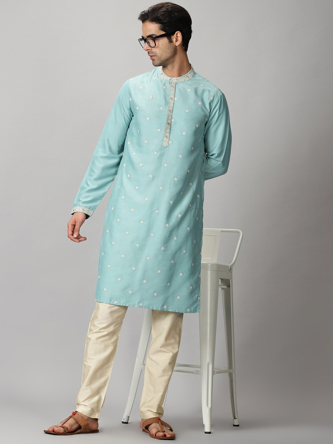 

Saffron Threads Floral Embroidered Thread Work Kurta, Blue