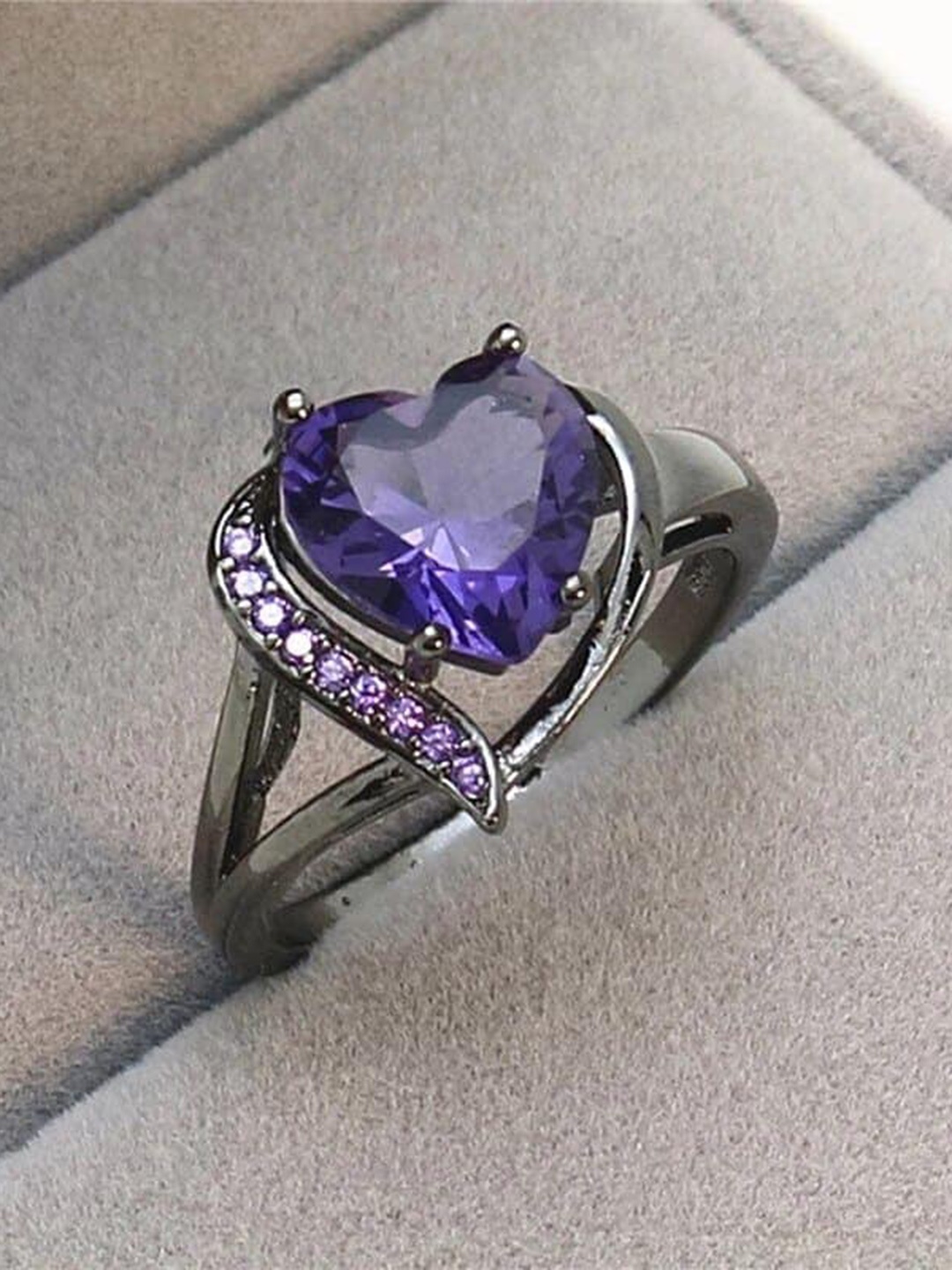 Fashion Frill Silver-Plated Cubic Zirconia Finger Ring, Purple