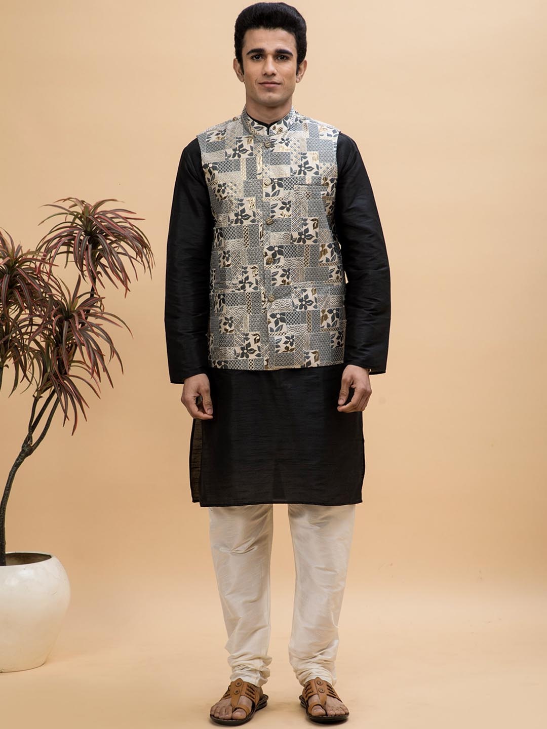 

NEUDIS Straight Kurta With Pyjamas & Nehru Jacket, Black
