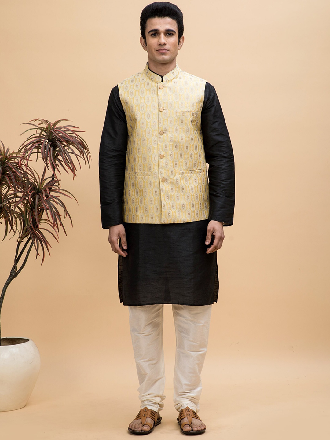 

NEUDIS Straight Kurta With Pyjamas & Nehru Jacket, Black