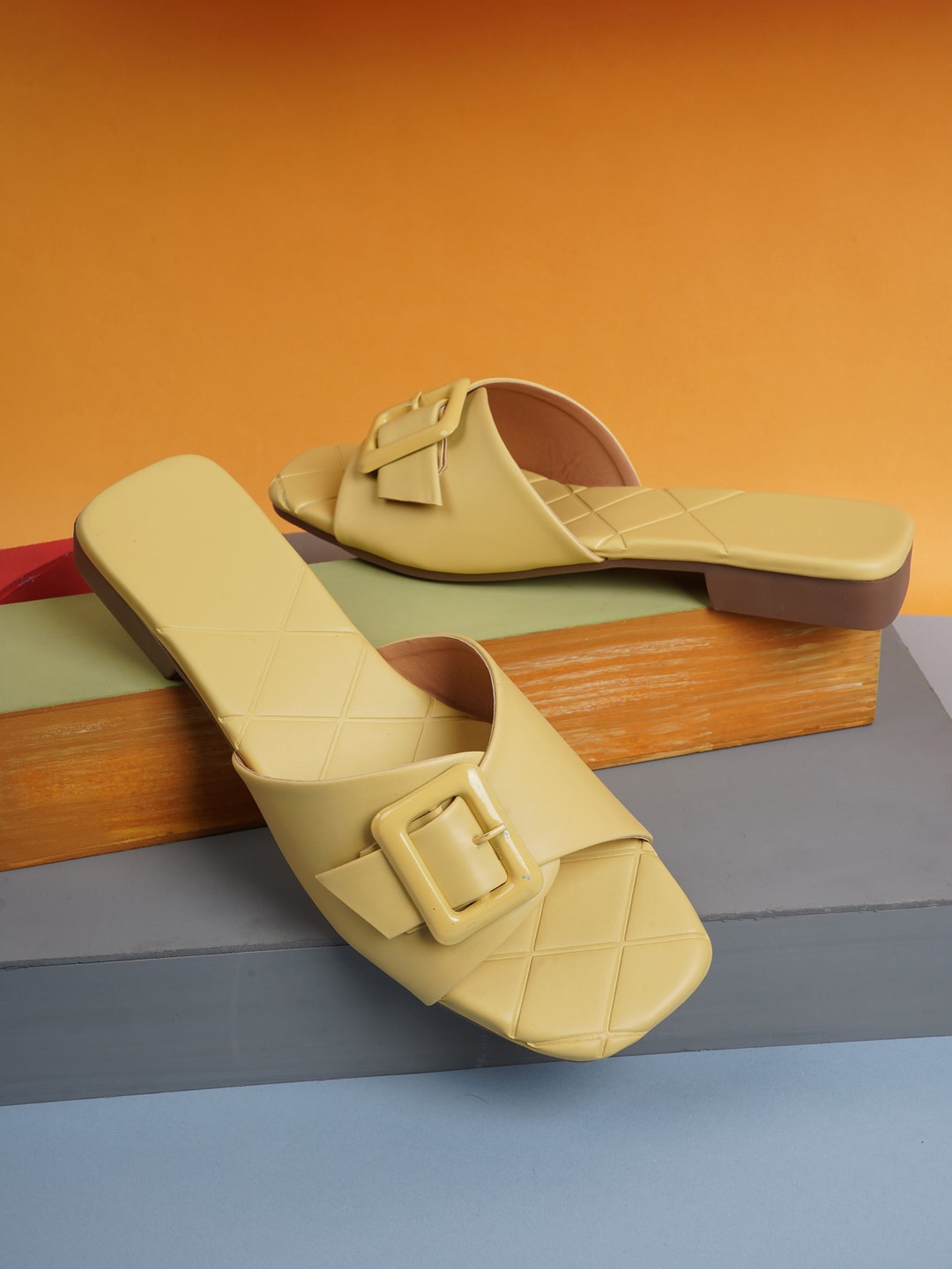 

SAPATOS Textured Buckle Embellished Open Toe Flats, Yellow