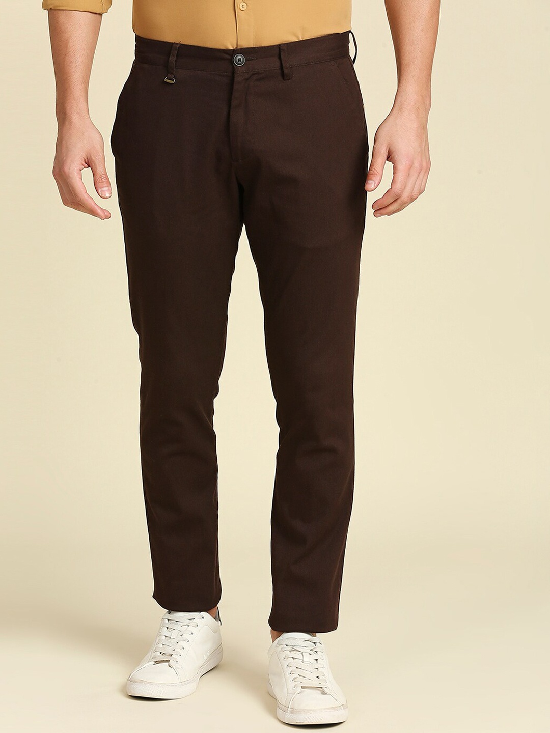 

INVICTUS Men Classic Slim Fit Mid-Rise Trousers, Coffee brown
