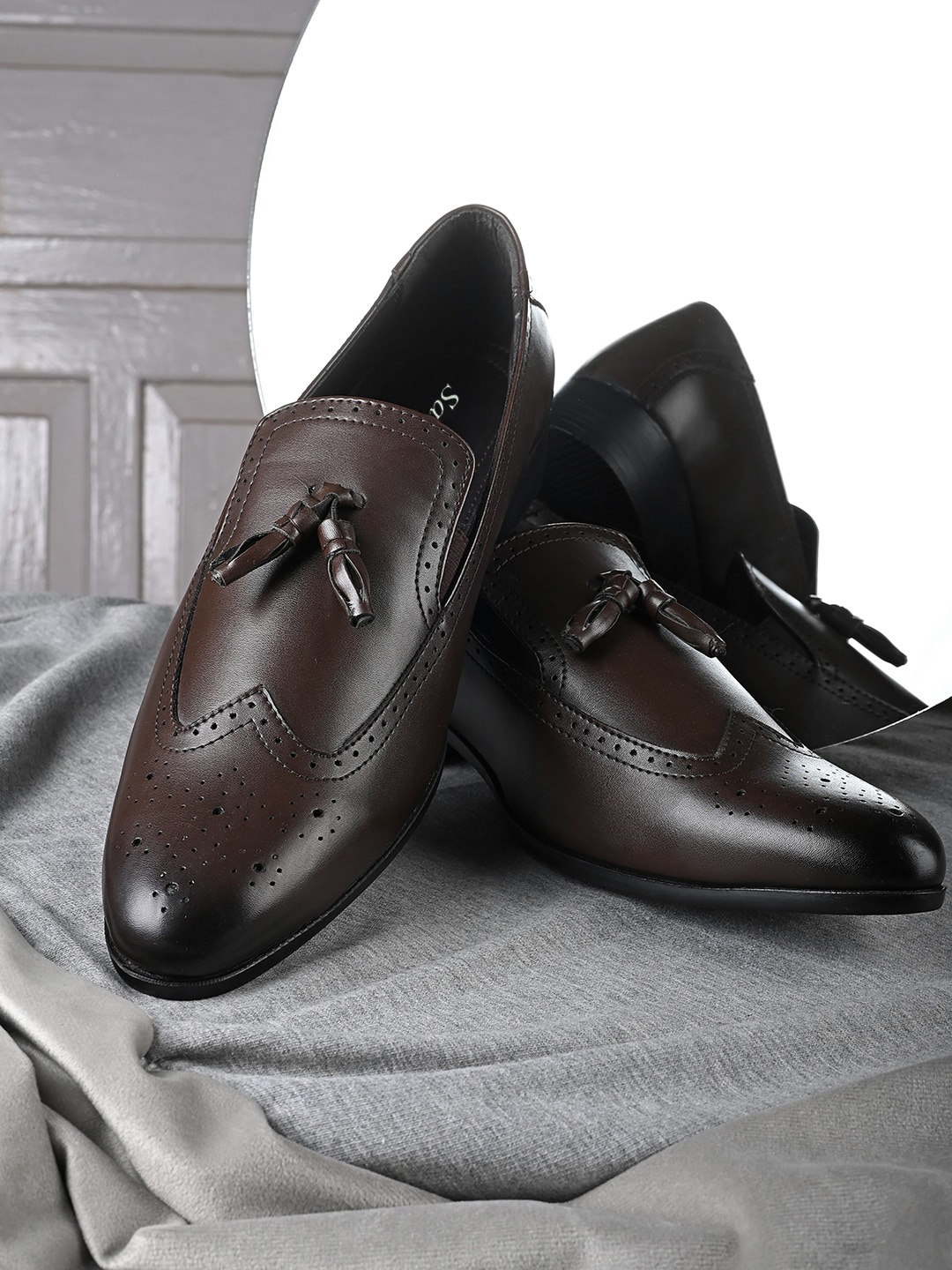 

San Frissco Men Perforated Lightweight Tassels Brogues, Brown