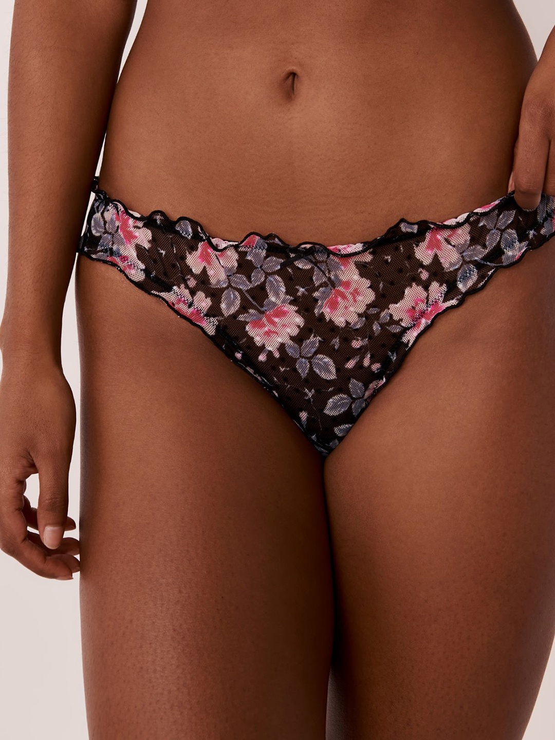 

La Vie en Rose Women Printed Thong Briefs, Black