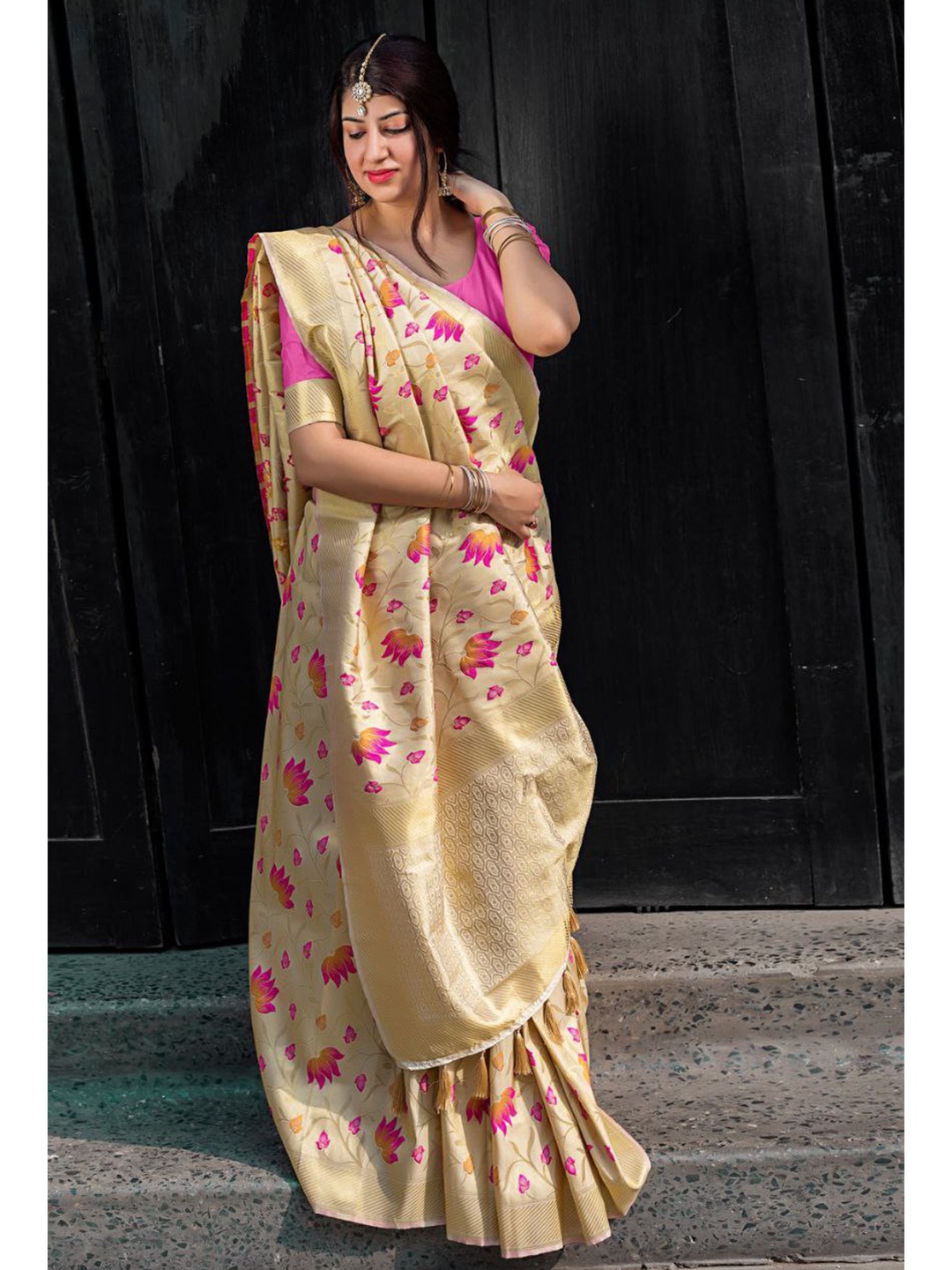 

Wuxi Ethnic Motifs Woven Design Zari Pure Silk Banarasi Saree, Cream