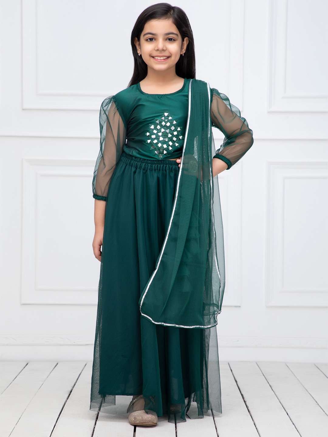 

NEUDIS Girls Green & White Embroidered Mirror Work Ready to Wear Lehenga & Blouse With Dupatta