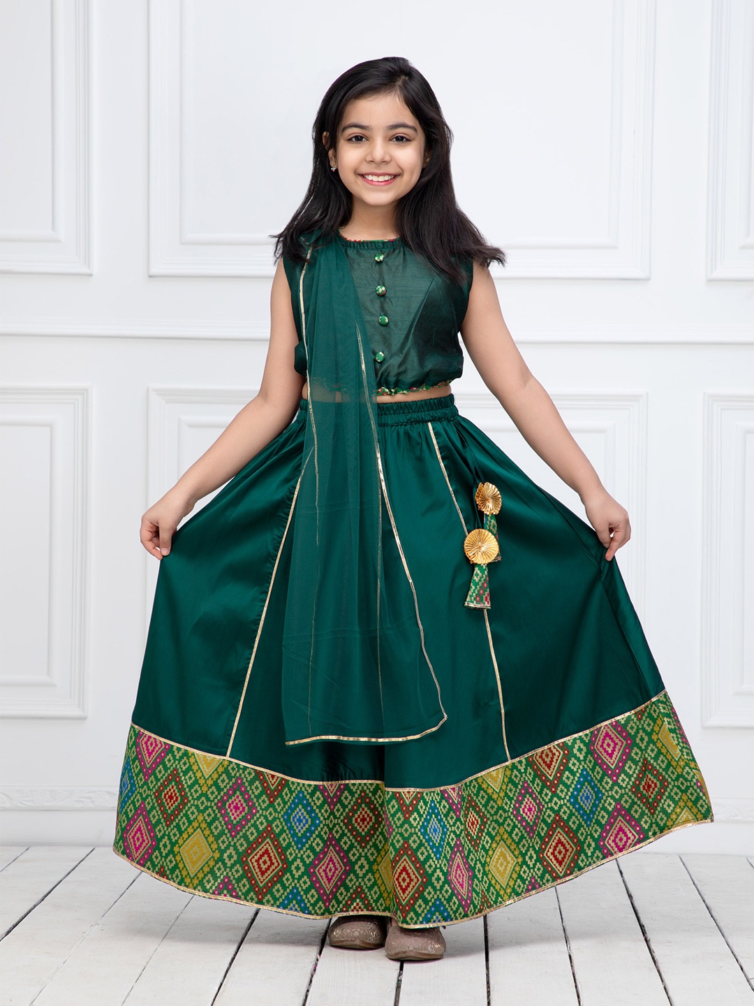 

NEUDIS Girls Green & Red Ready to Wear Lehenga & Blouse With Dupatta