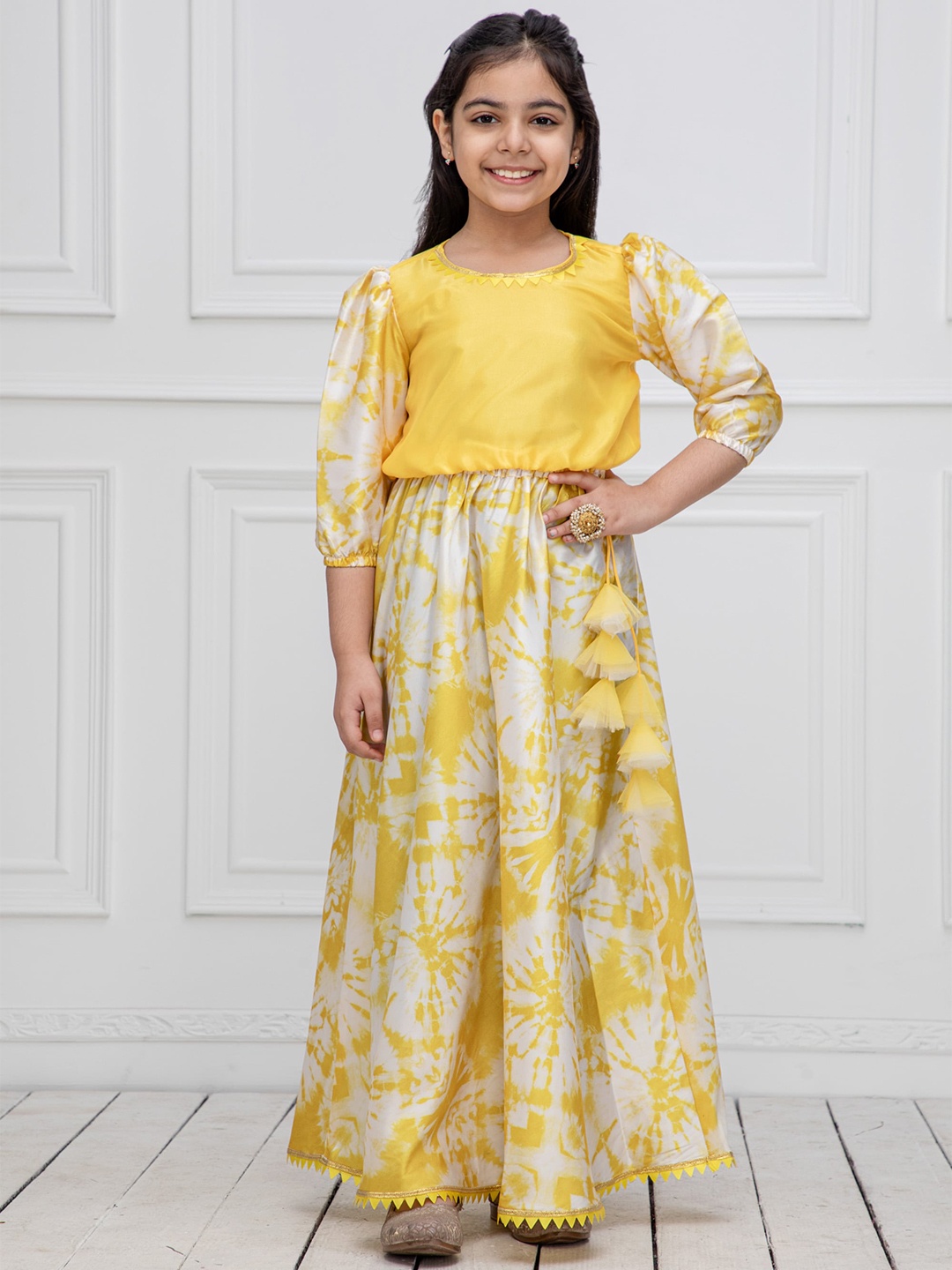 

NEUDIS Girls Printed Ready to Wear Lehenga Blouse Set, Yellow