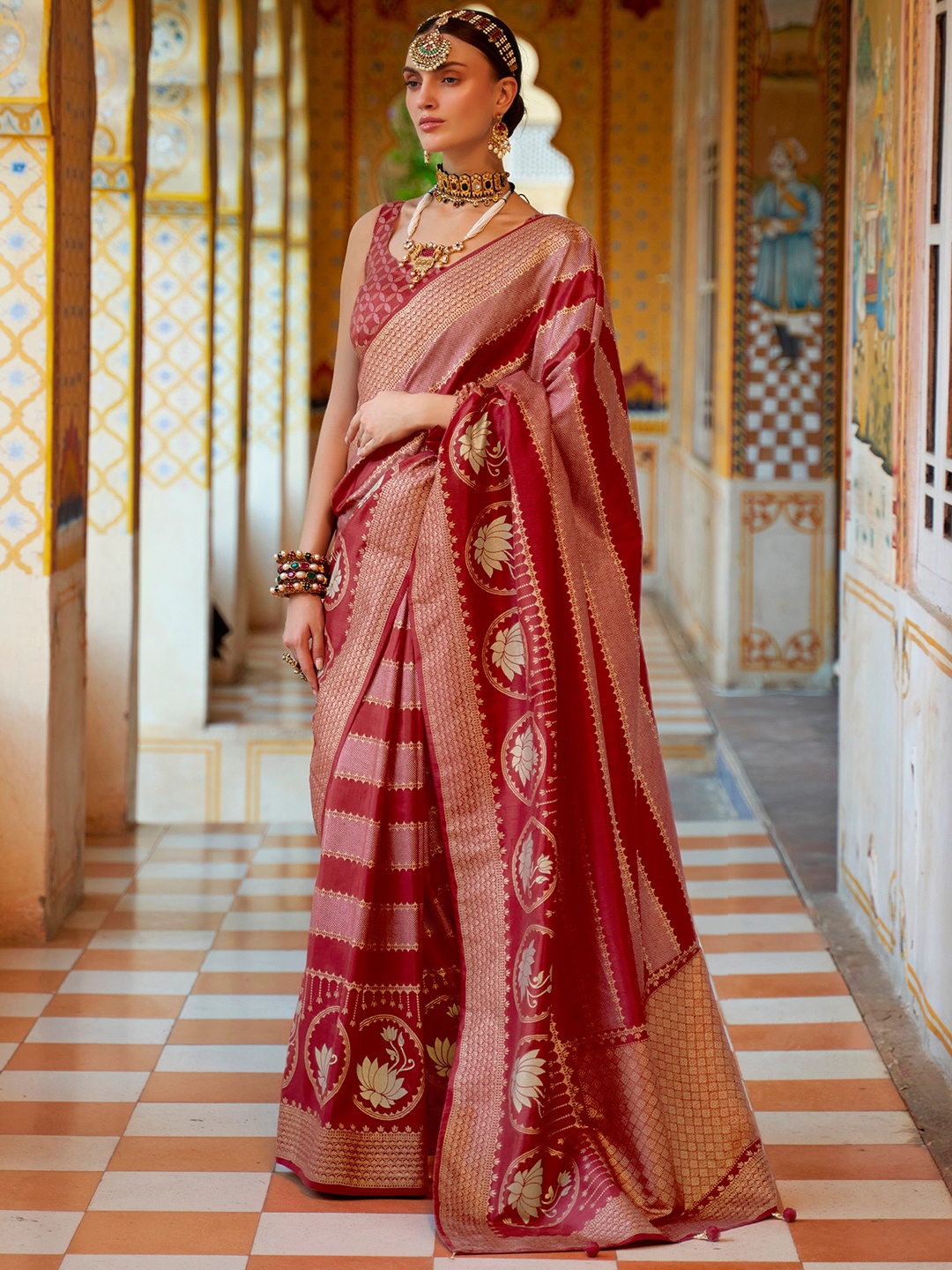 

Anouk Floral Woven Design Zari Banarasi Saree, Maroon