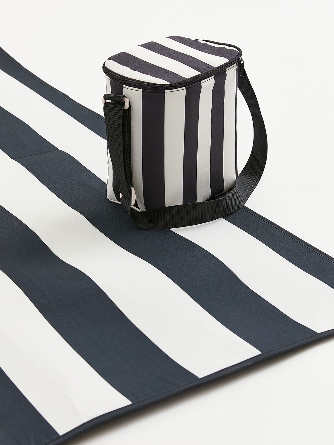 

H&M Cool Bag with A Shoulder Strap, Black