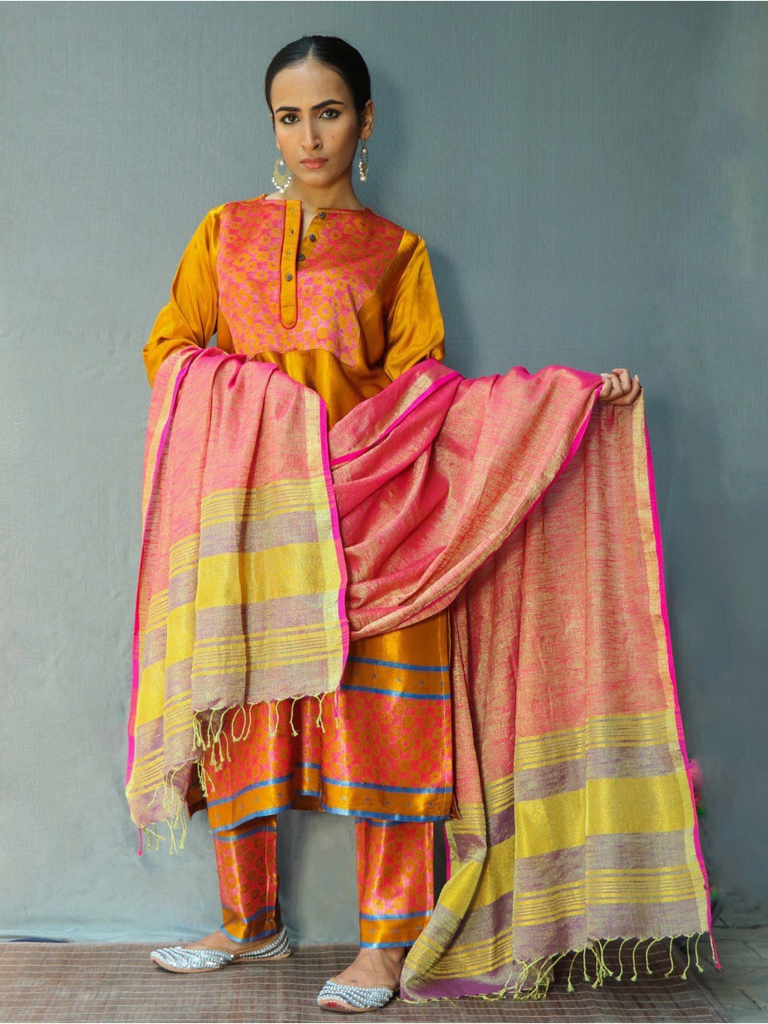 

Chidiyaa Handwoven Zari Dupatta, Pink
