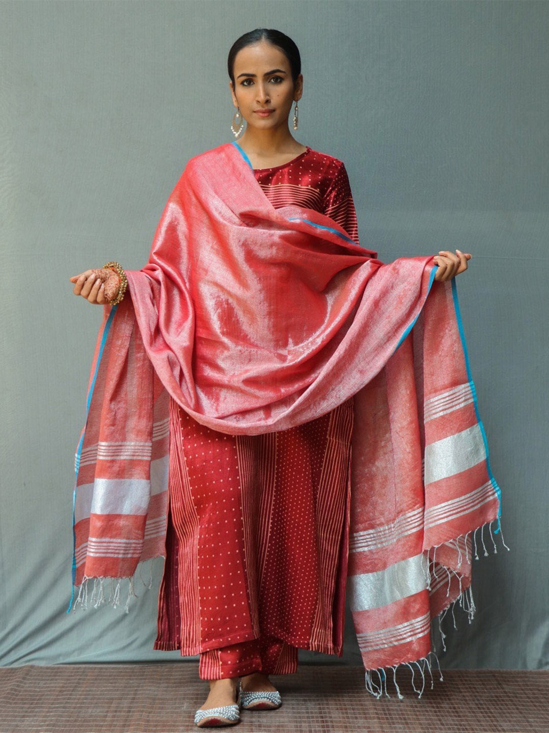 

Chidiyaa Woven Design Zari Dupatta, Pink