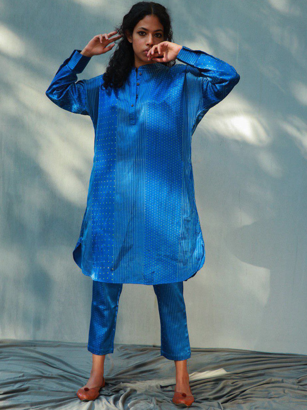 

Chidiyaa Mandarin Collar Printed Pure Silk Kurta with Trousers, Blue