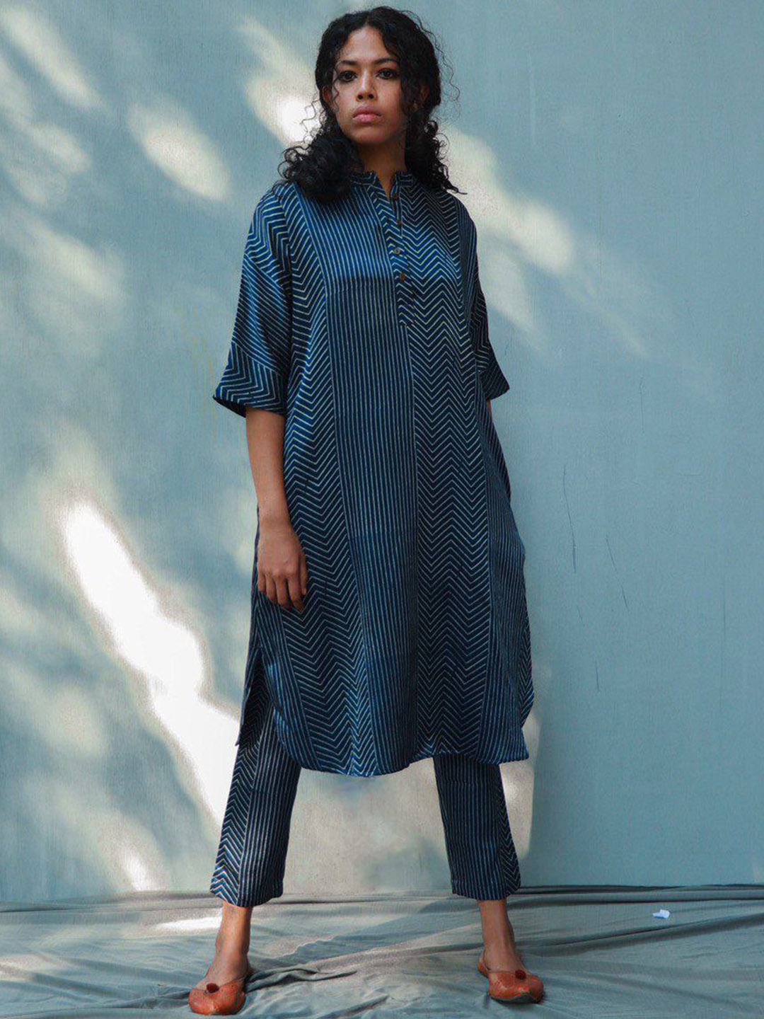 

Chidiyaa Chevron Printed Pure Silk Kurta with Trousers, Blue