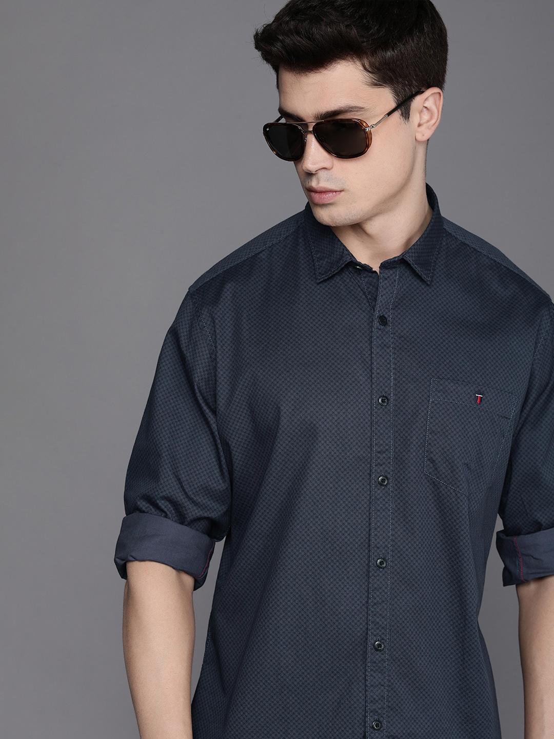 

Louis Philippe Jeans Spread Collar Slim Fit Self Design Pure Cotton Casual Shirt, Navy blue