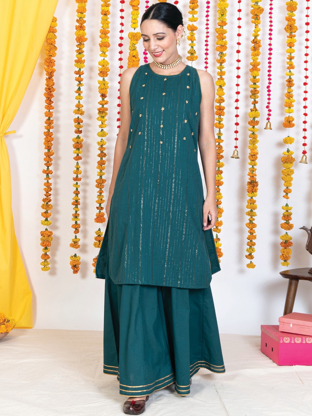 

AKISO Round Neck Woven Design Striped Sequinned Cotton Straight Kurta, Green