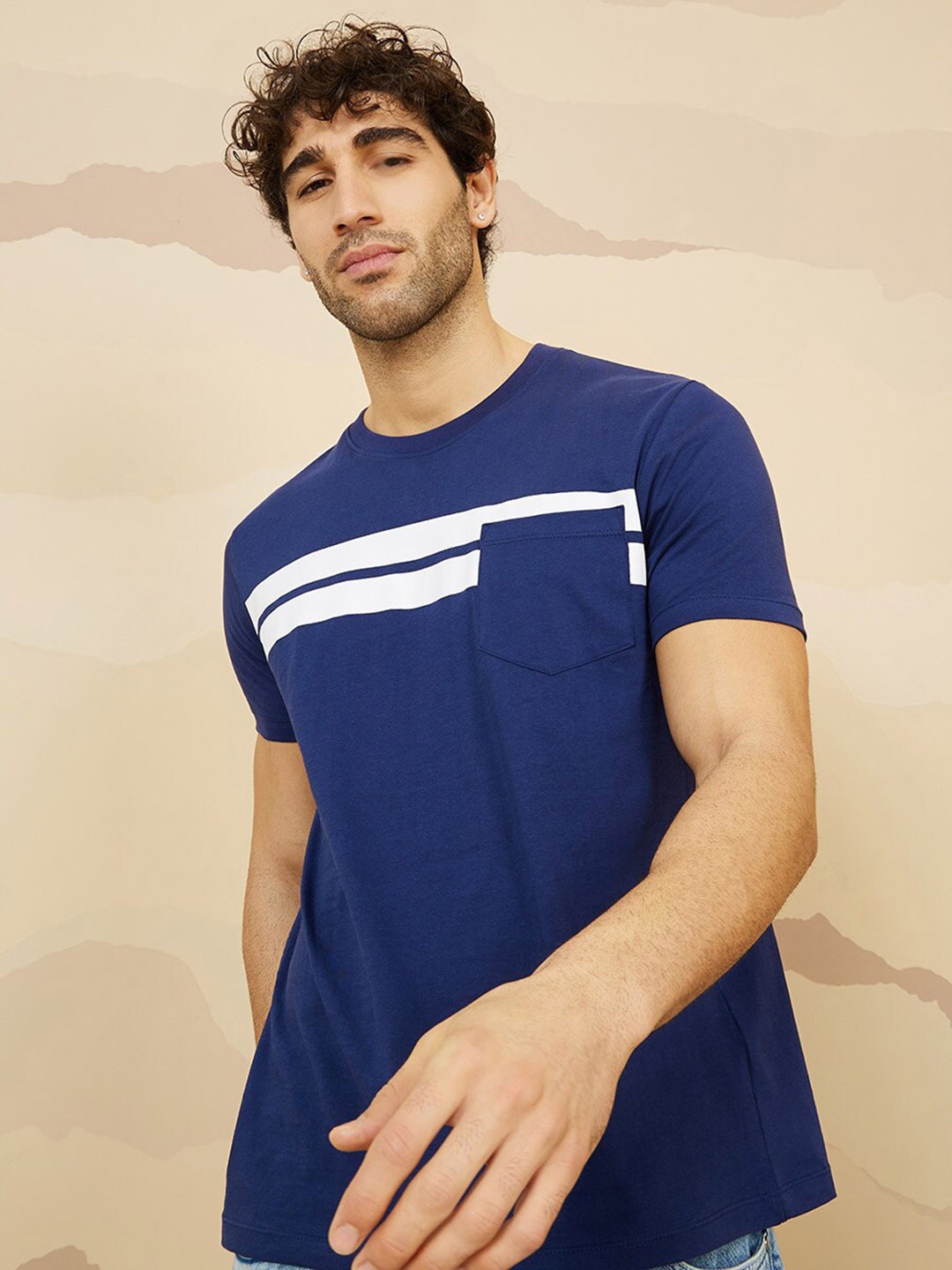 

Styli Men Striped Contrast Stripe Pocket Detail Regular Fit T-Shirt, Navy blue