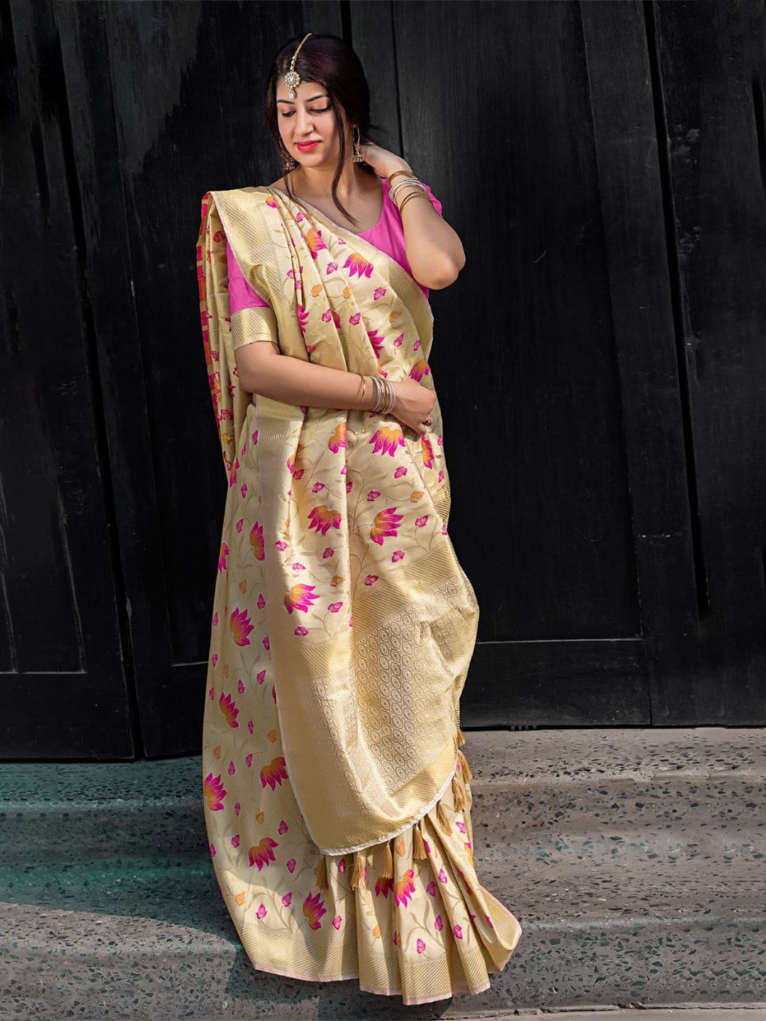 

Jinax Floral Woven Design Zari Pure Silk Banarasi Saree, Cream