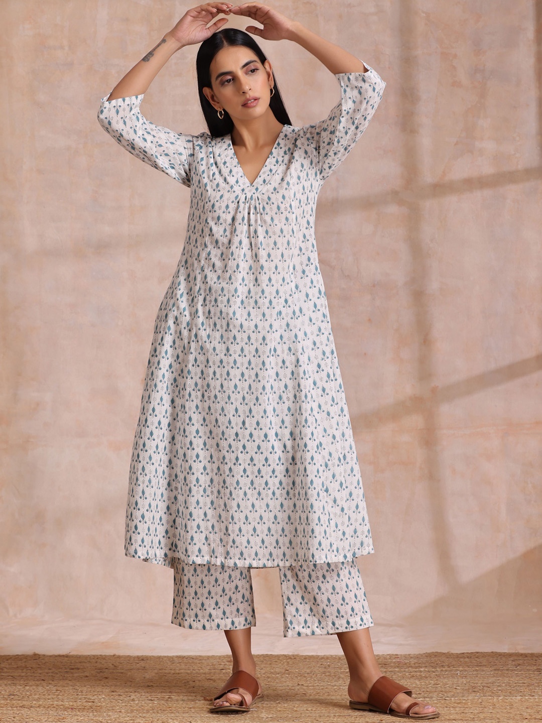

trueBrowns Ethnic Motifs Printed V-Neck Pure Cotton Kurta with Palazzos, White