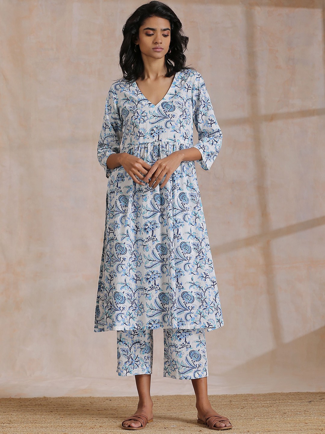 

trueBrowns Floral Printed A-Line Pure Cotton Kurta with Trousers, Blue