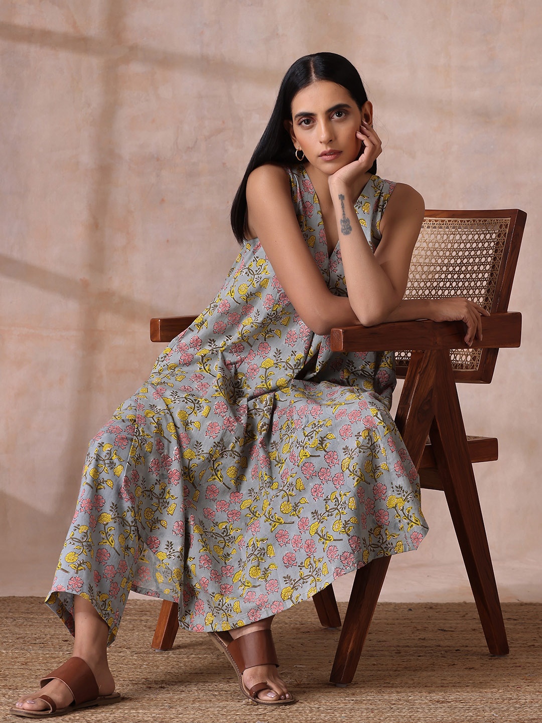 

trueBrowns Floral Printed Pure Cotton Kurta with Palazzos, Grey
