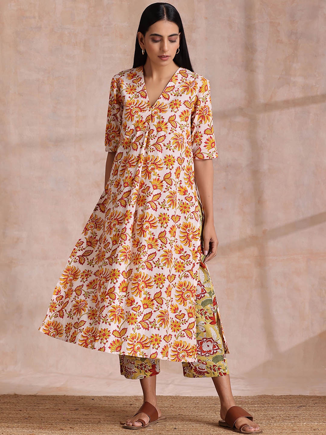 

trueBrowns Floral Printed Pure Cotton Kurta With Trousers, White