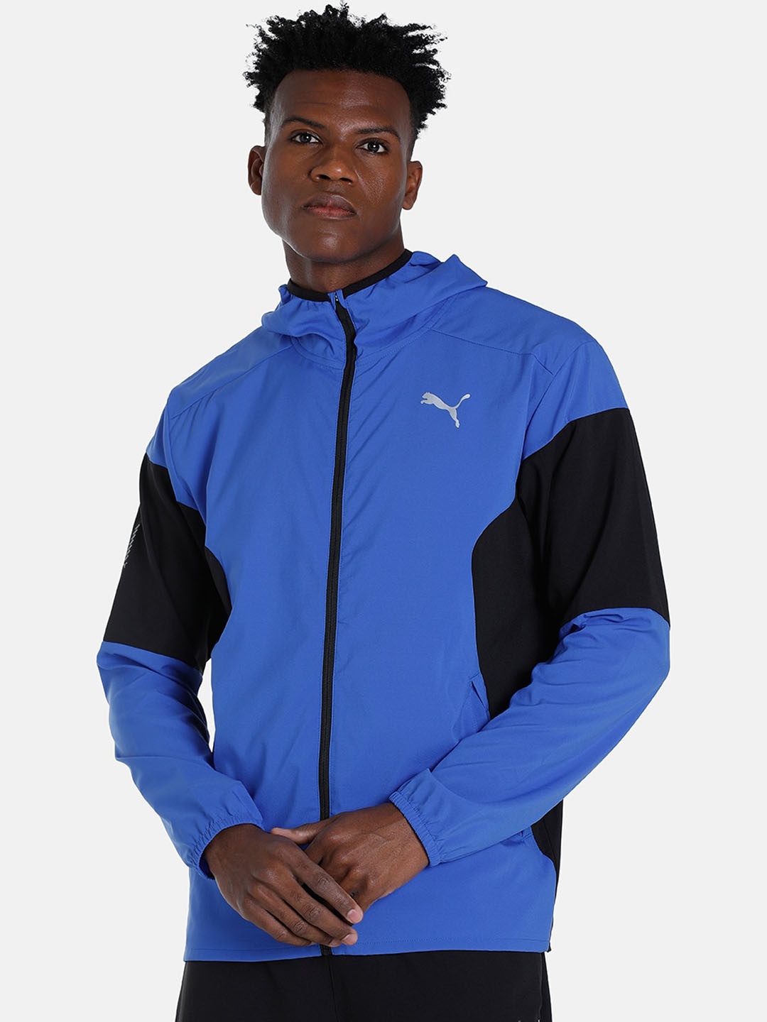 

Puma Men RUN LIGHTWEIGHT Colourblocked Hooded Sports Sustainable Jacket, Blue