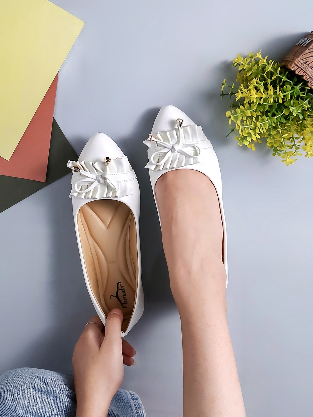 

Brauch Pointed Toe Bow Embellished Ballerinas, White