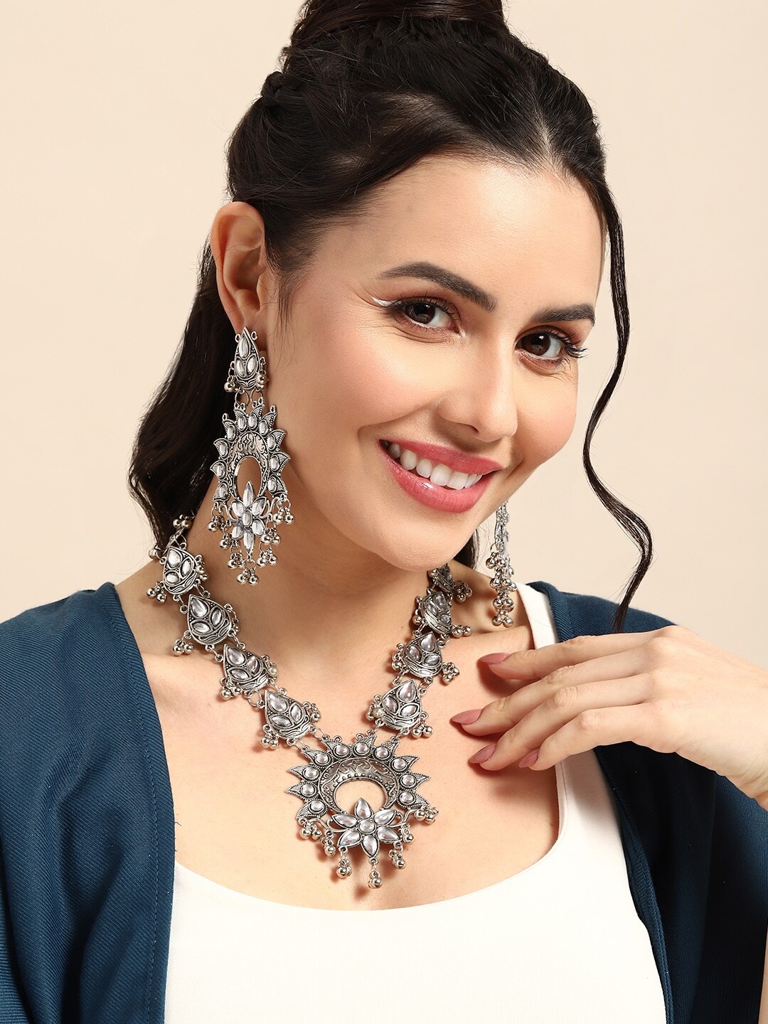 

Sangria Kundan Studded Necklace & Earrings Set, Silver