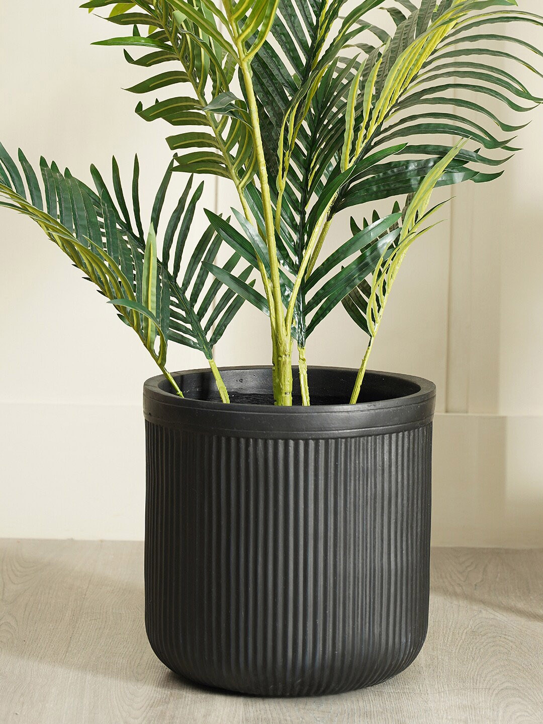 

Pure Home and Living Black Vertical Ribbed Polyfibre Clay Pot