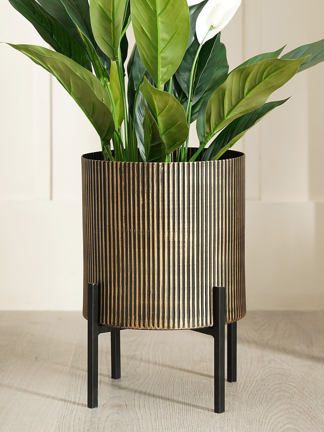 

Pure Home and Living Black & Gold-Toned Textured Planter With Stand