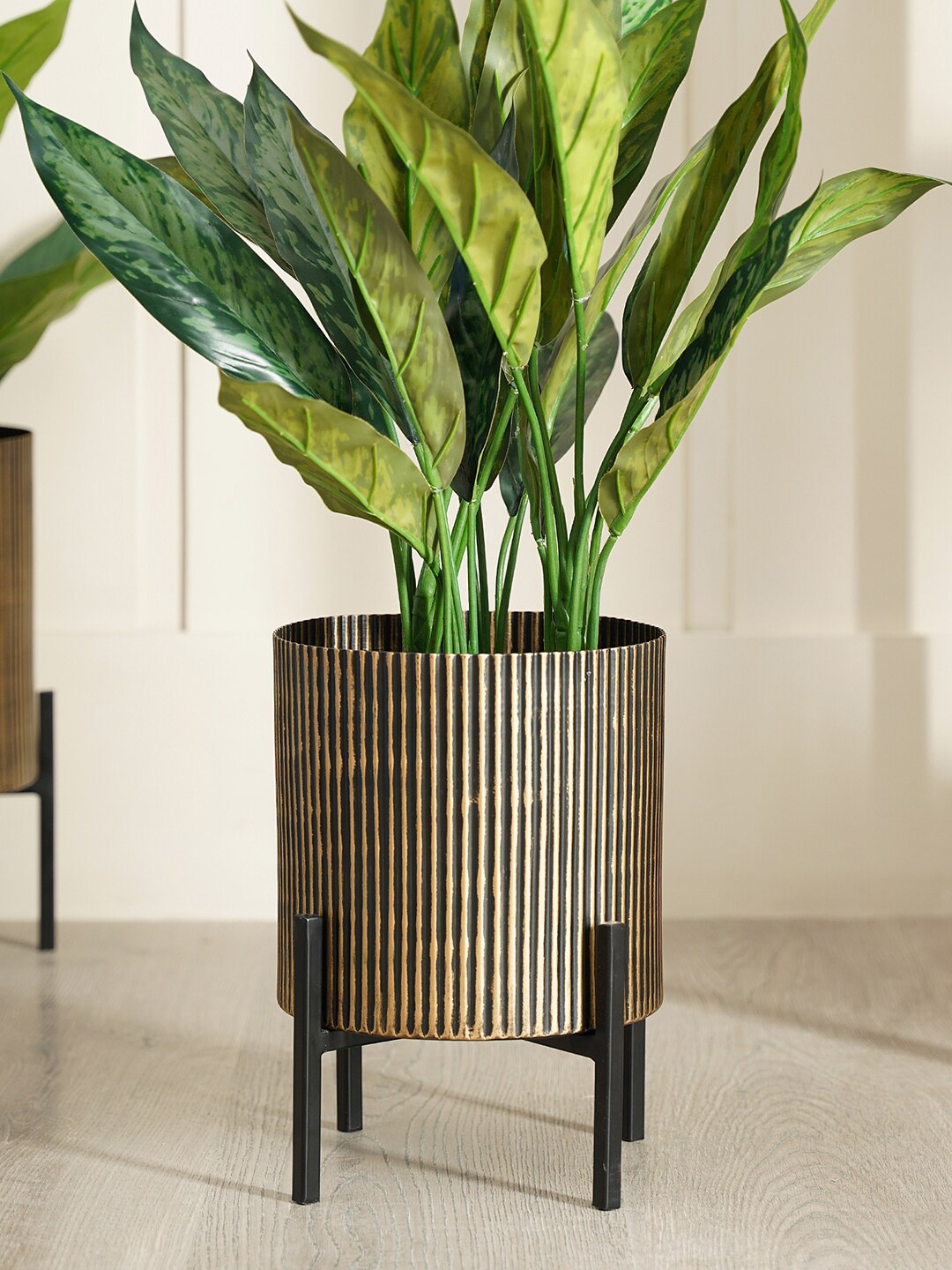 

Pure Home and Living Black & Gold-Toned Textured Planter With Stand