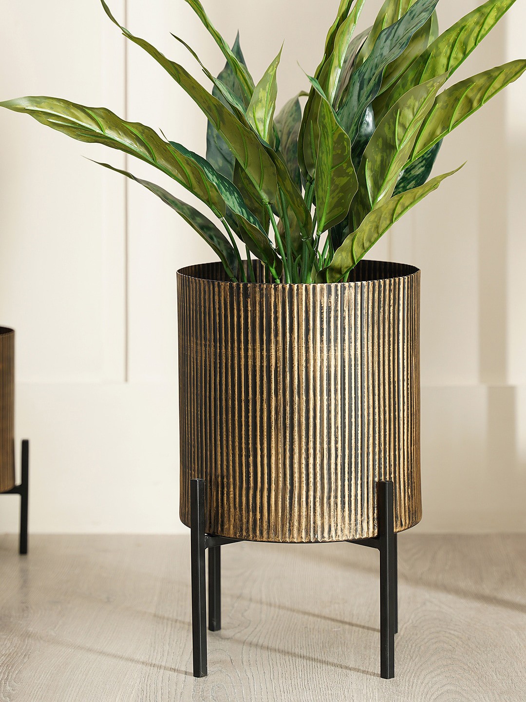 

Pure Home and Living Black & Gold-Toned Textured Planter With Stand