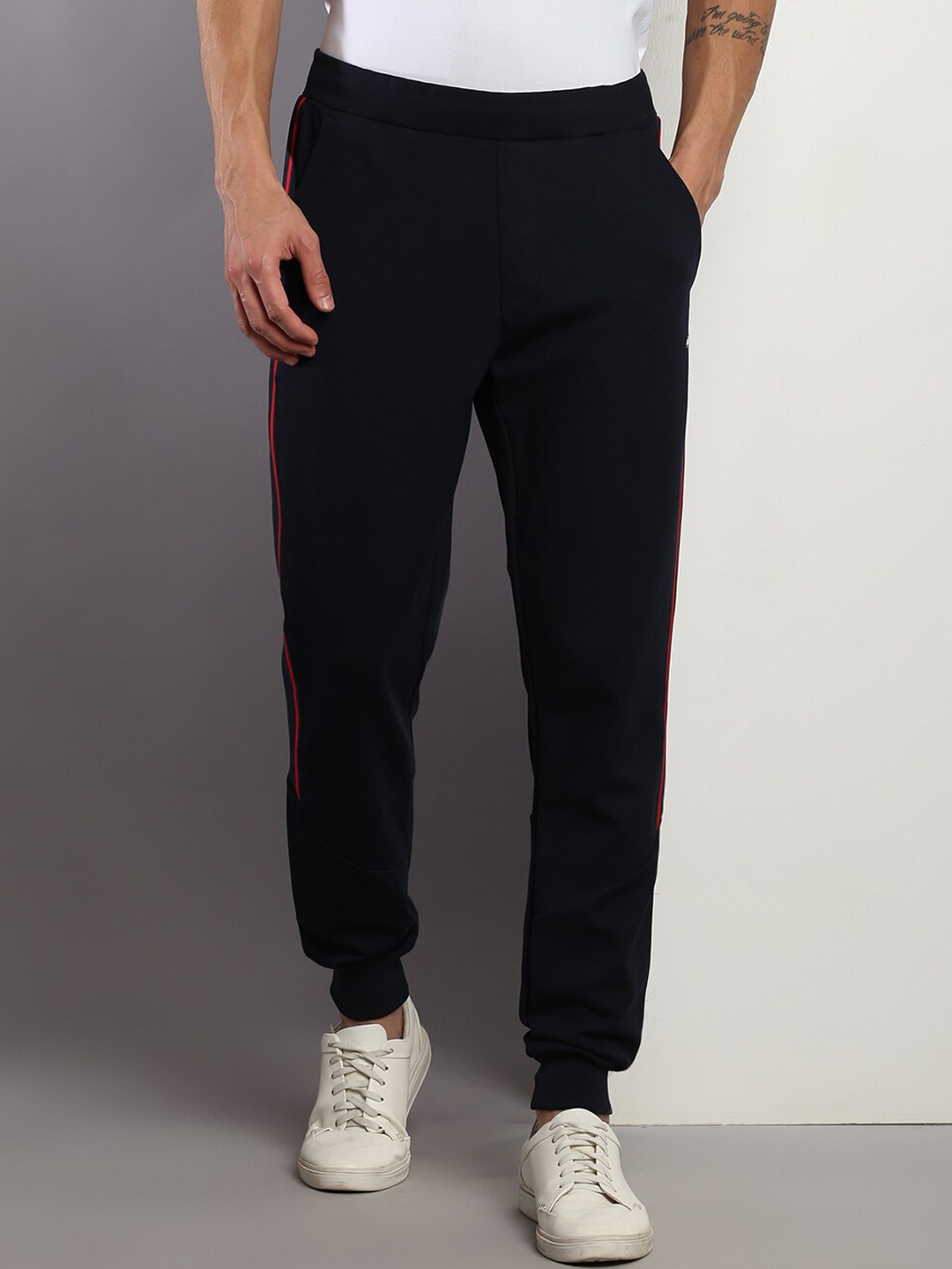 

Tommy Hilfiger Men Mid Rise Joggers, Navy blue