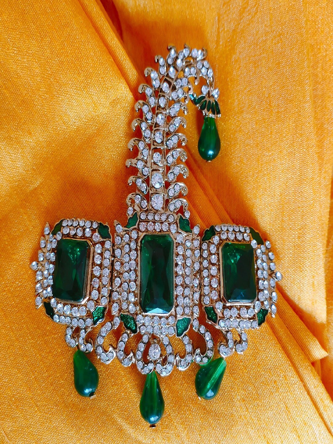 

Mahi Men Crystal-Studded Safa Kalangi Brooch, Green