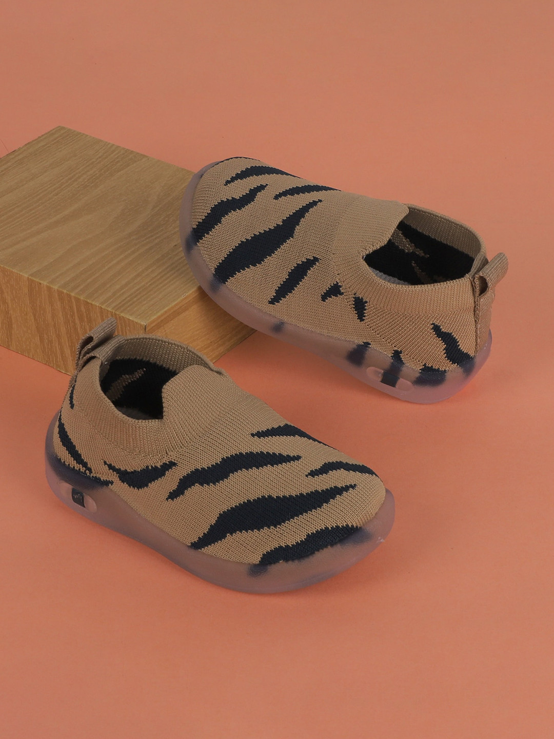 

FEETWELL SHOES Infants Printed LED Slip On Sneakers, Beige
