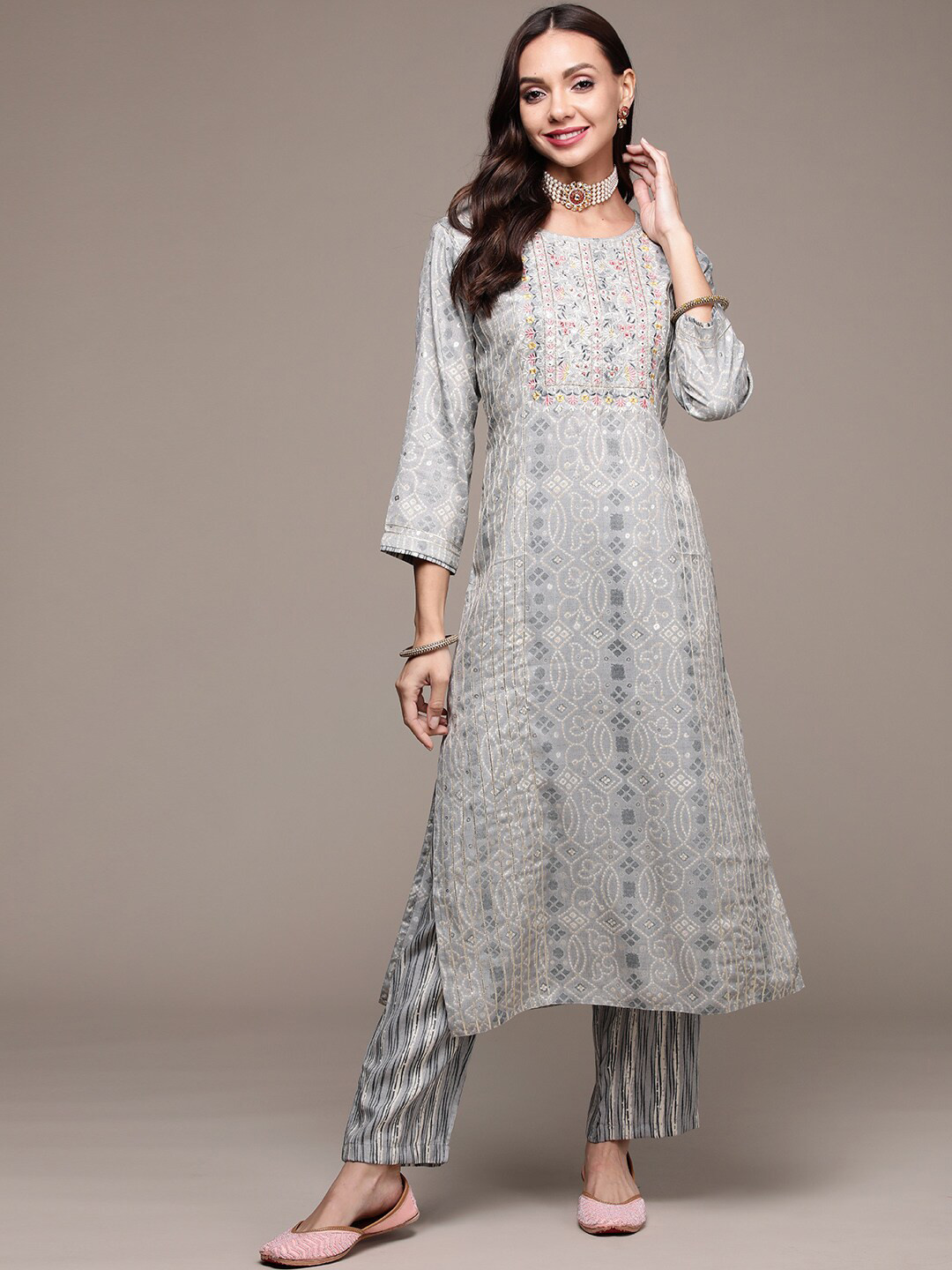

Anubhutee Floral Printed Thread Work Kurta with Trousers Set, Grey