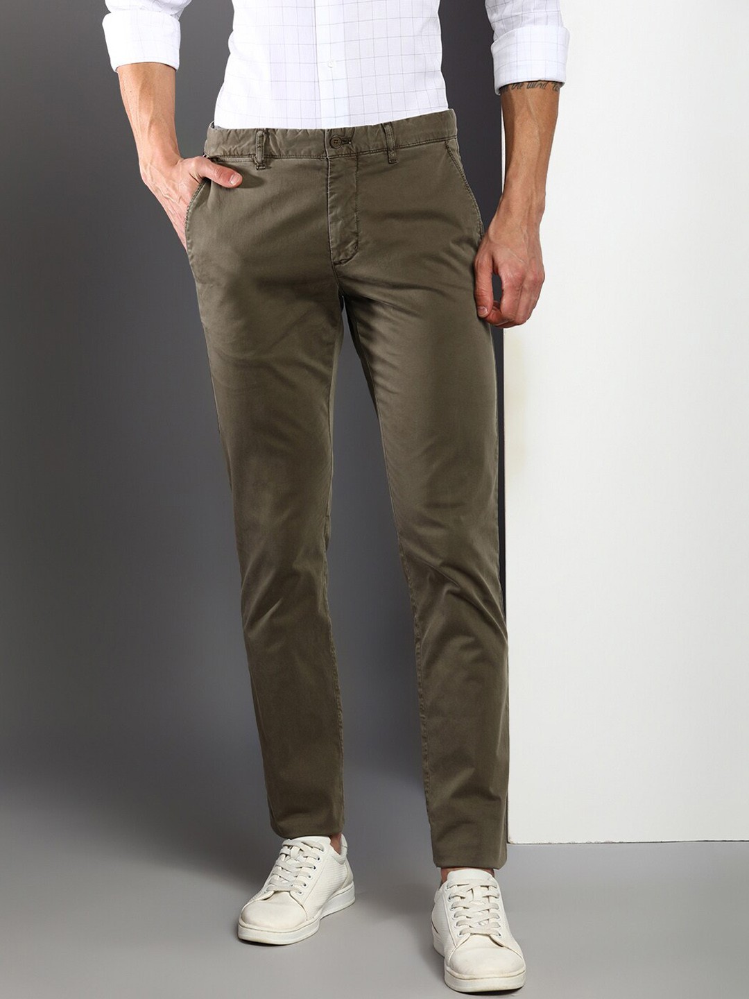 

Tommy Hilfiger Men Regular Fit Mid-Rise Chinos, Green