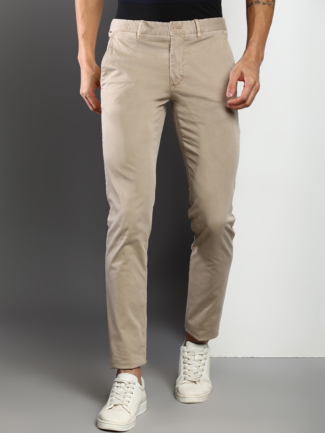 

Tommy Hilfiger Men Regular Fit Mid-Rise Chinos, Beige