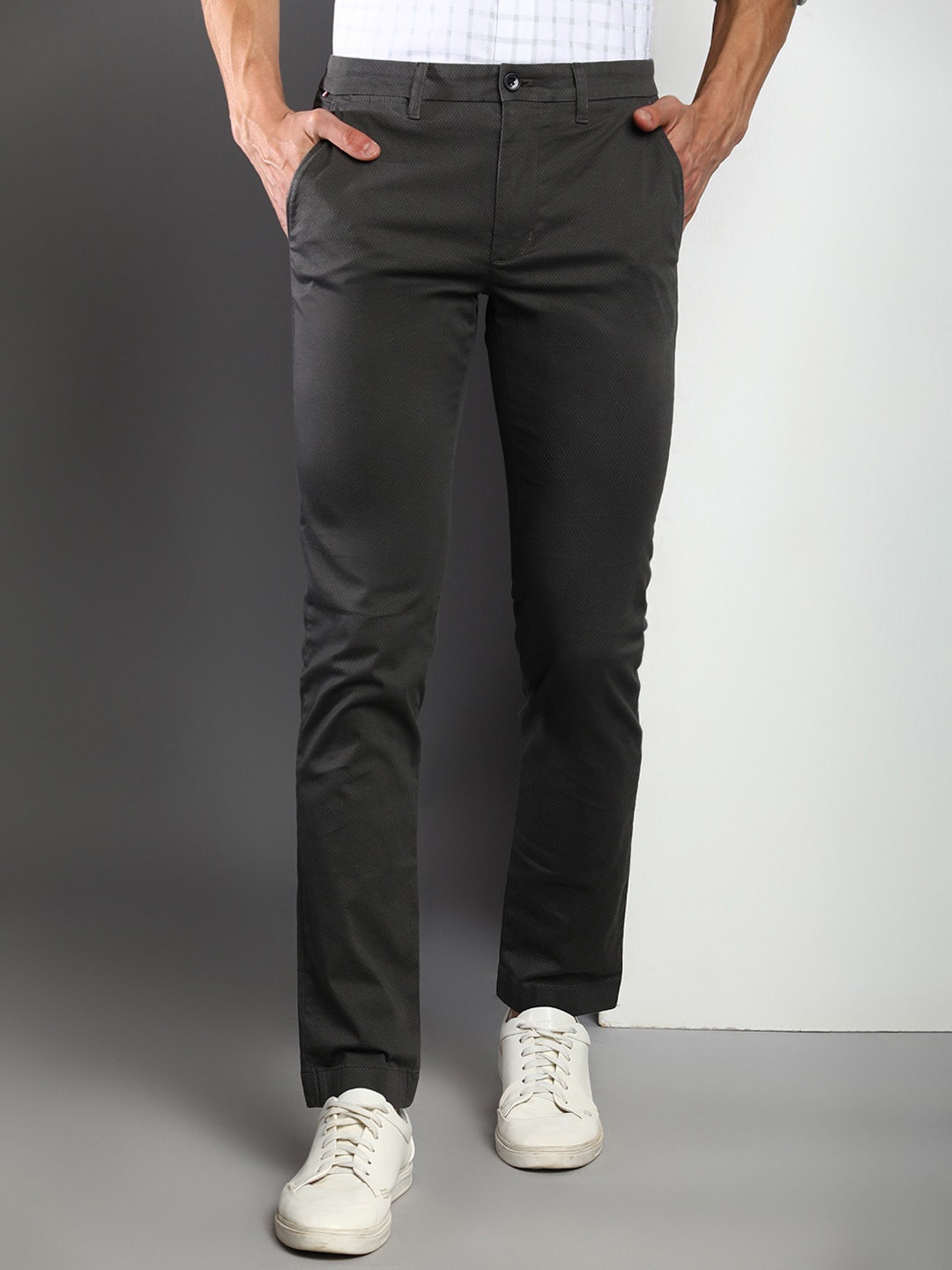 

Tommy Hilfiger Men Regular Fit Mid-Rise Chinos, Grey