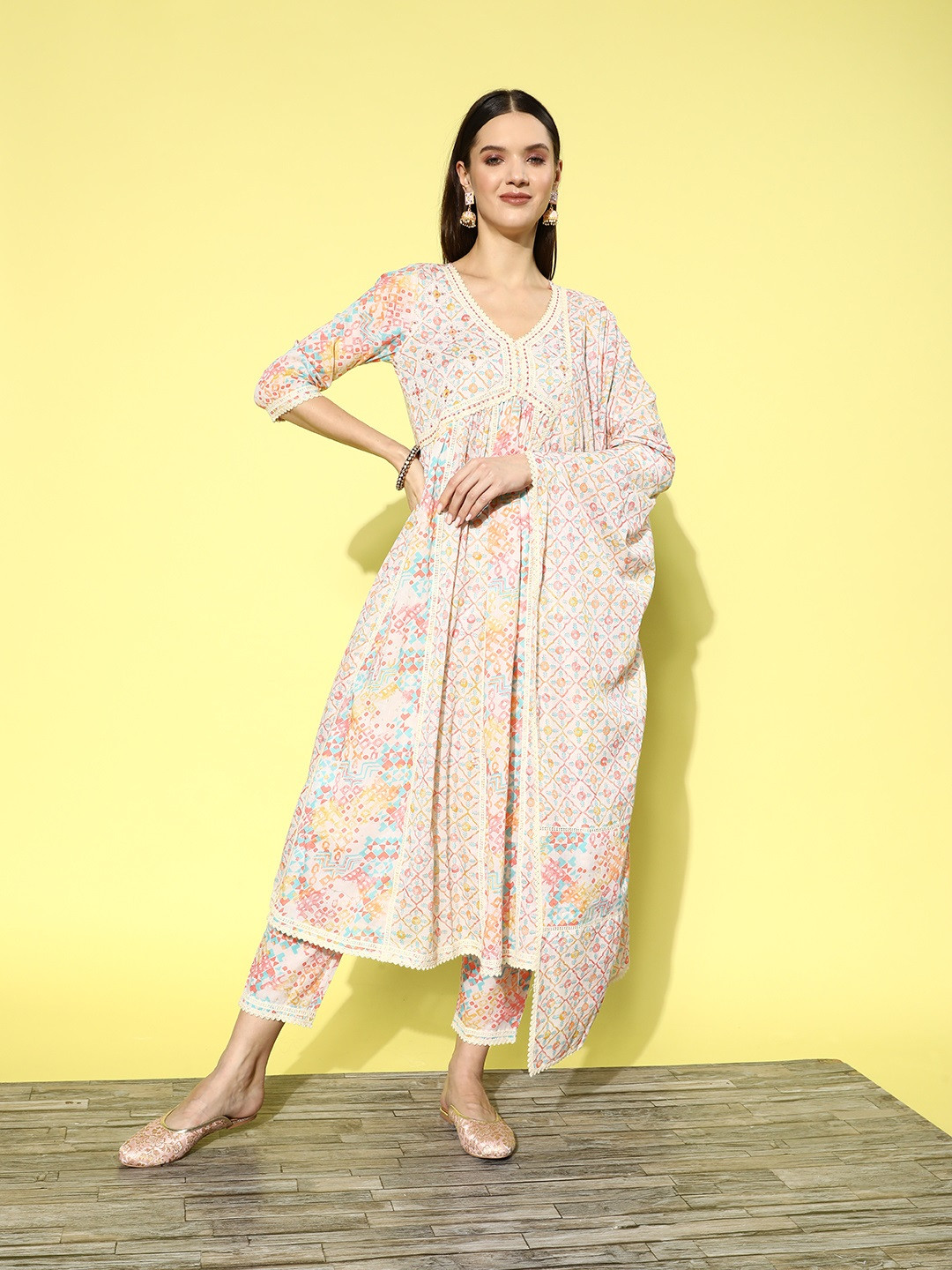 

ZOLA Women Cream-Coloured Floral Embroidered Regular Kurta with Trousers & With Dupatta