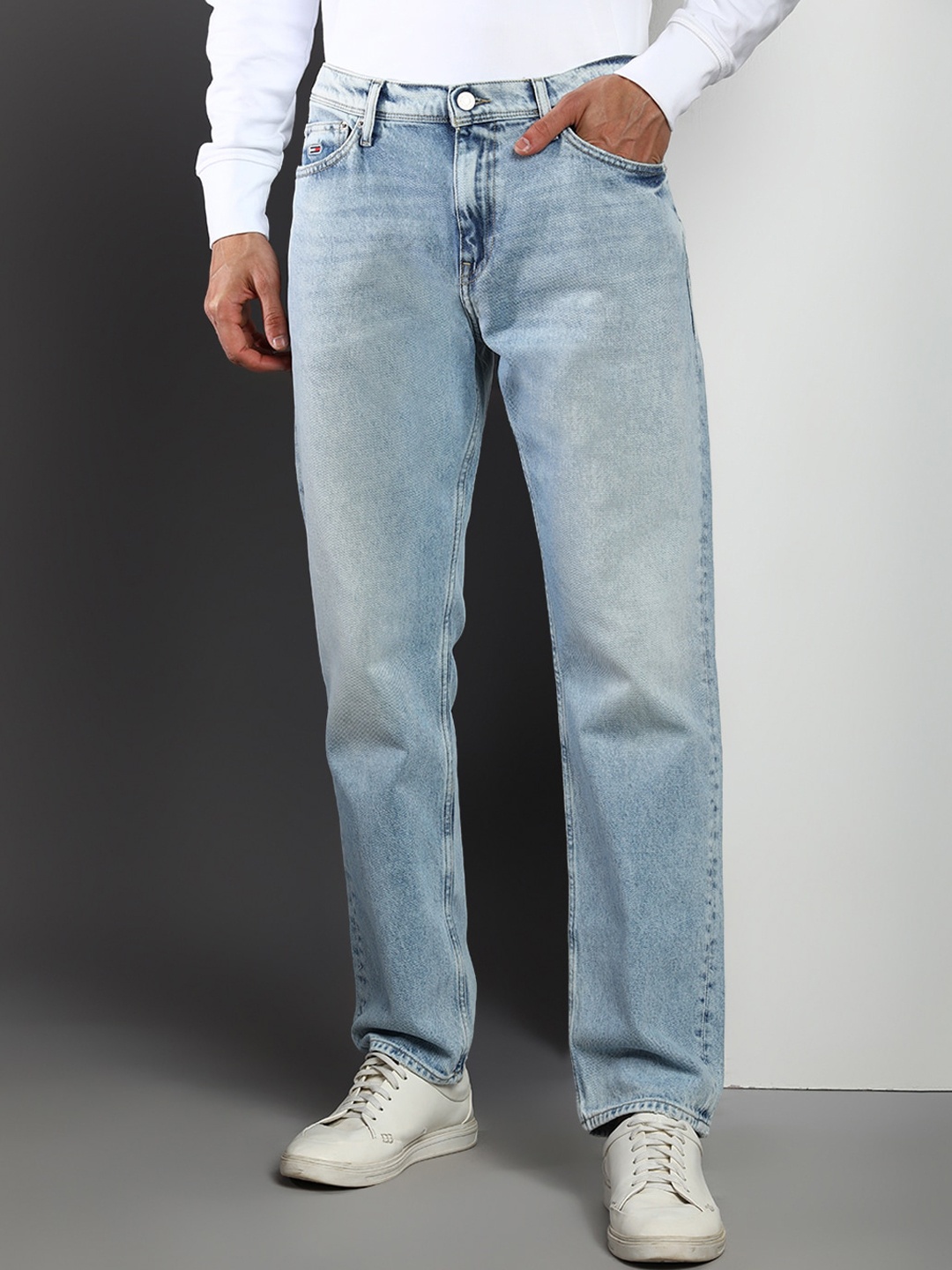 

Tommy Hilfiger Men Relaxed Fit Light Fade Jeans, Blue